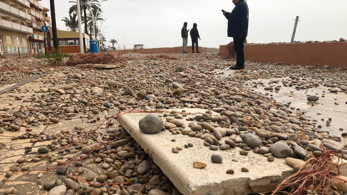 - El paseo lleno de piedras y en mal estado por el 'Gloria' en Torreblanca.