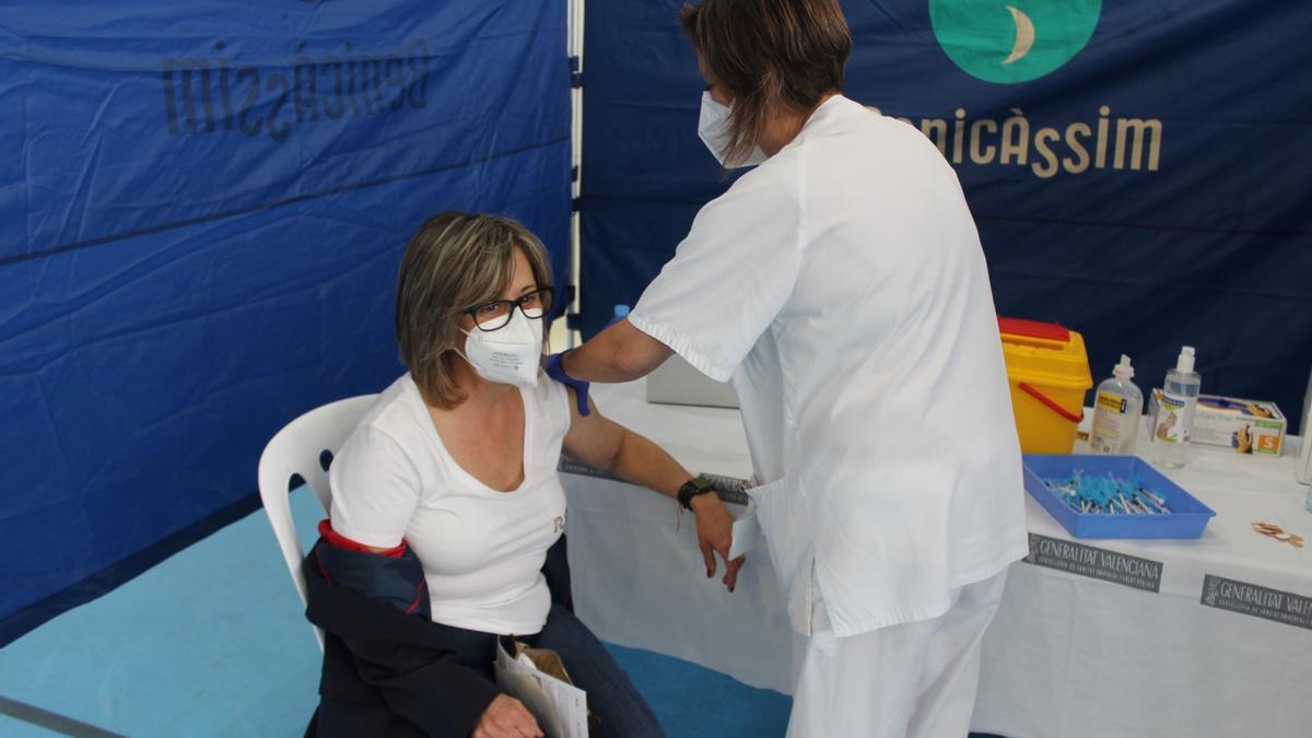 Vacunación en el polideportivo de Benicàssim