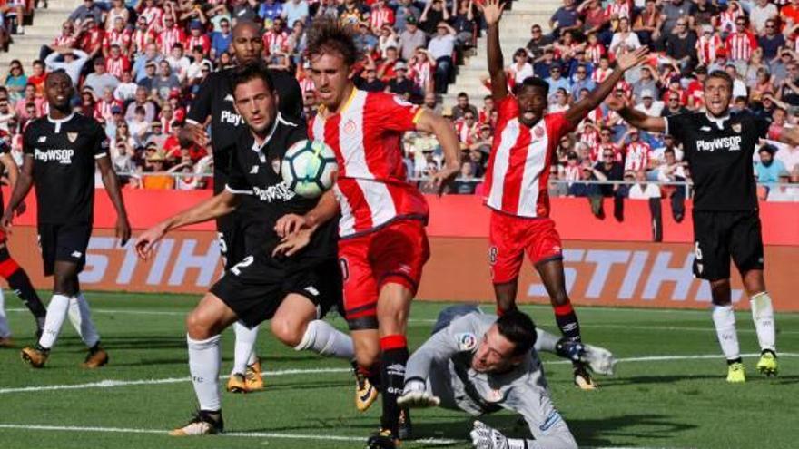 Marc Muniesa lluita per una pilota dividida durant el Girona-Sevilla de la quarta jornada de Lliga.