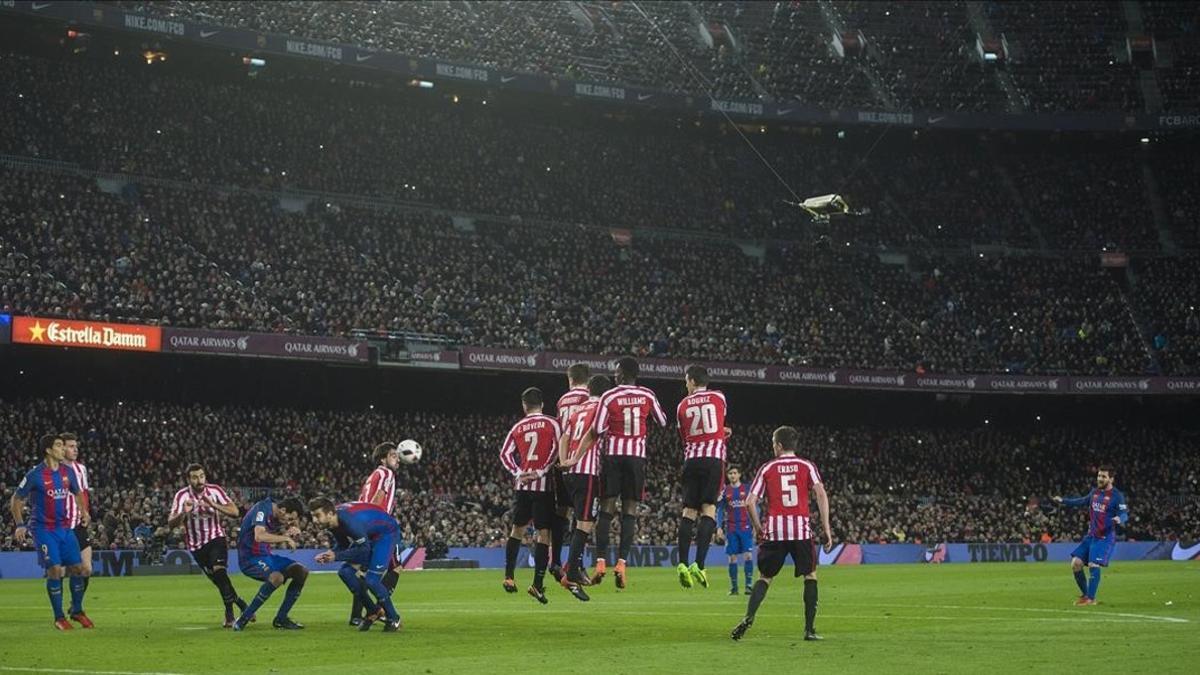 Messi ejecuta, de forma magistral, el lanzamiento de falta que significó el 3-1 al Athletic.