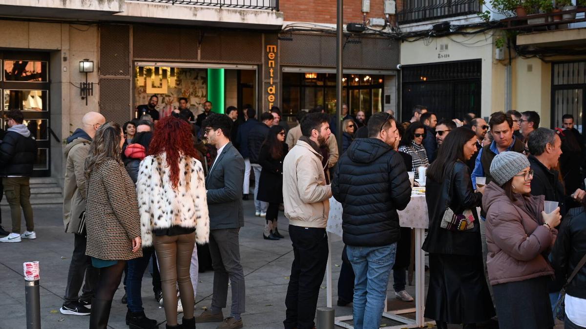 Ambiente en la plaza de los Alféreces, al mediodía del año pasado en Nochebuena.
