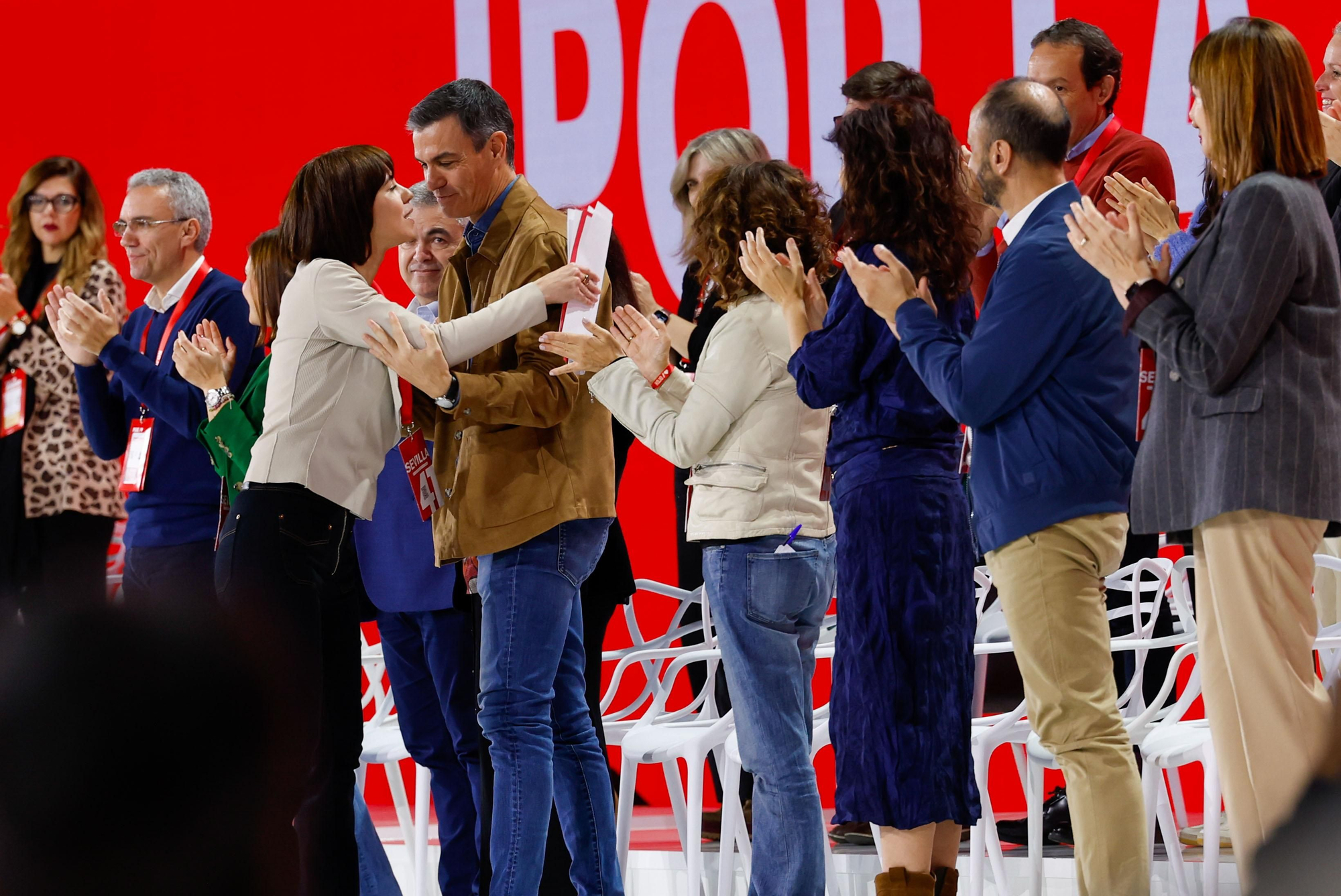 SEVILLA (ESPAÑA), 30/11/2024.- La ministra de Ciencia y Universidades, Diana Morant (c-i) saluda al presidente del Gobierno, Pedro Sánchez (c-d) tras su intervención en el 41 Congreso Federal del PSOE reunido en Sevilla este sábado. EFE/ Julio Muñoz