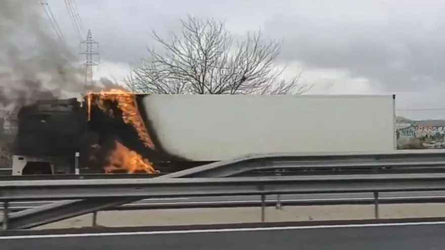 Arde un camión a la altura del Nudo de Espinardo en Murcia