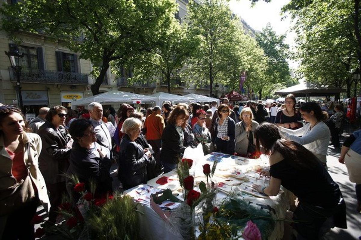 Aspecto de las populares Ramblas barcelonesas edurante la ’diada’ de Sant Jordi.