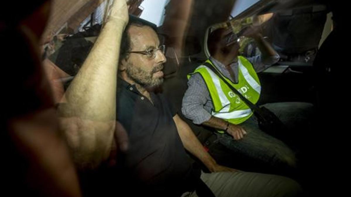 Sandro Rosell, el expresidente del Barcelona, el día que salió detenido de su casa por la Guardia Civil, el 23 de mayo pasado.