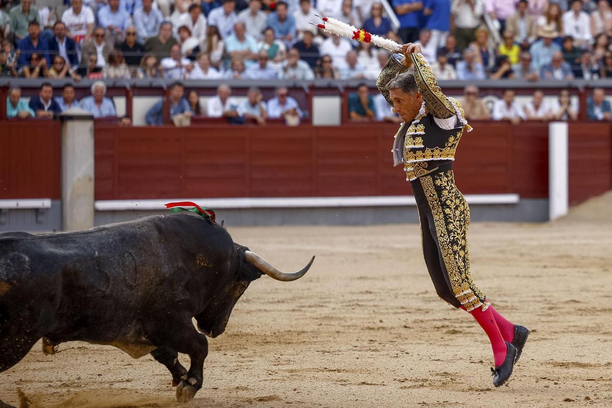 Manuel Escribano pone un par de banderillas.