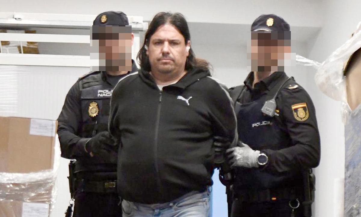 Alberto S. M., el sospechoso de secuestrar y violar a una mujer durante casi dos años en su casa de Murcia, es llevado desde comisaría hasta la Ciudad de la Justicia, para ser puesto a disposición judicial