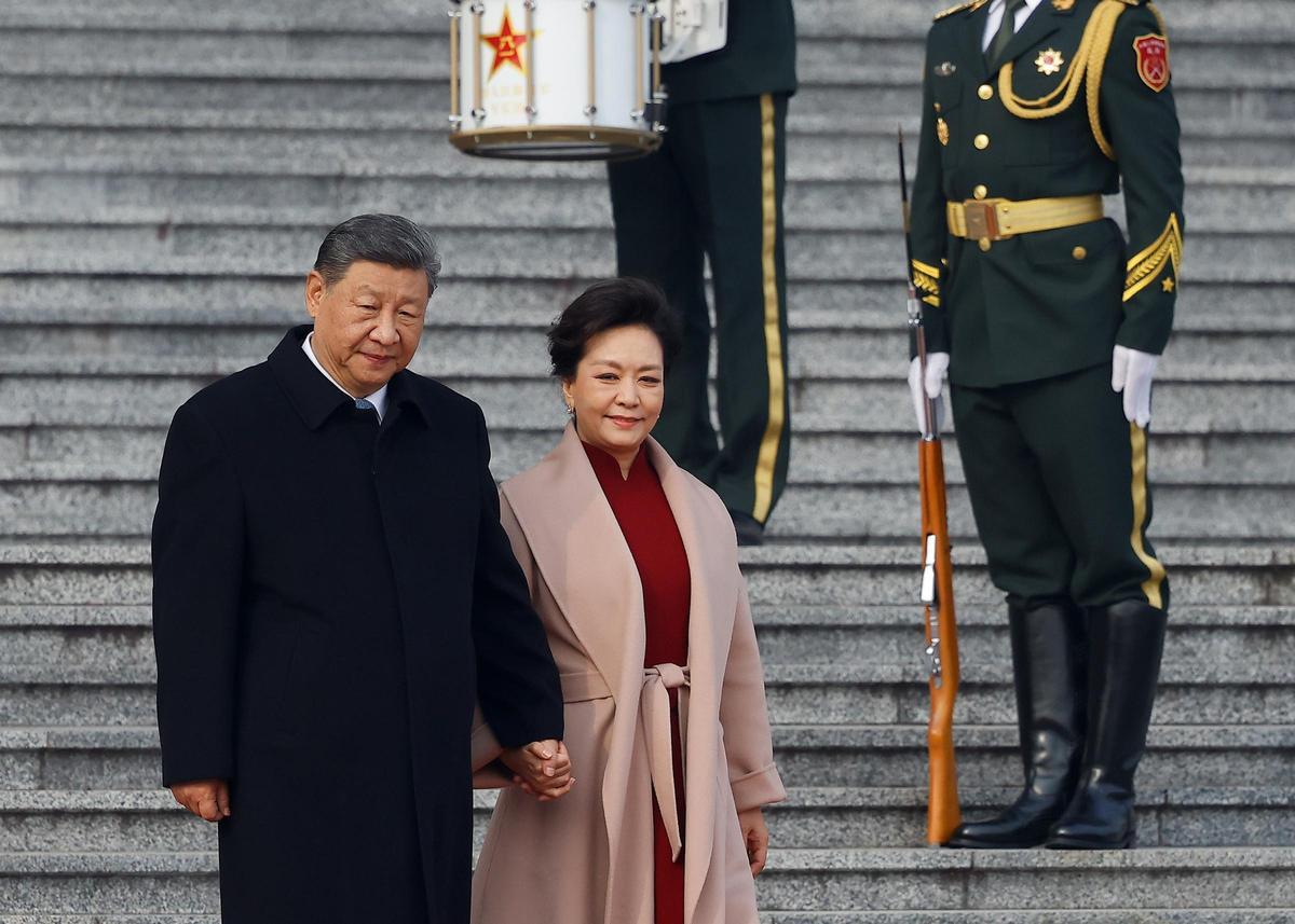 Los reyes Felipe y Letizia participan en una ofrenda floral en Pekín