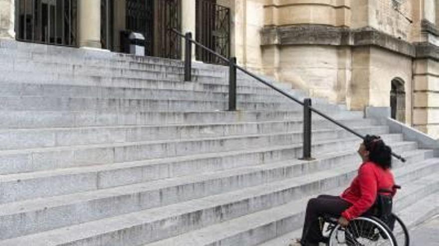 Los discapacitados  piden un ascensor para los centros de Bellas Artes y Adultos