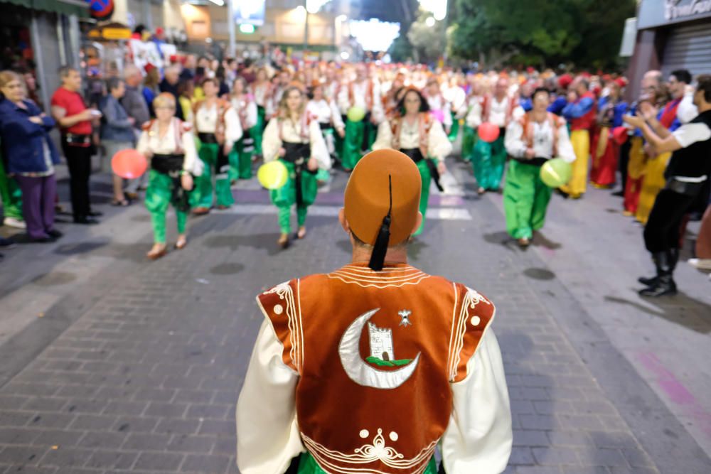 Entusiasmo y júbilo en el esperado desfile de la Retreta de Elda