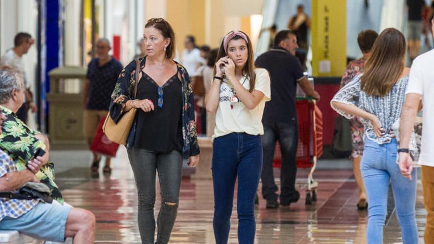 Un domingo de compras el pasado octubre en un centro comercial de Alicante