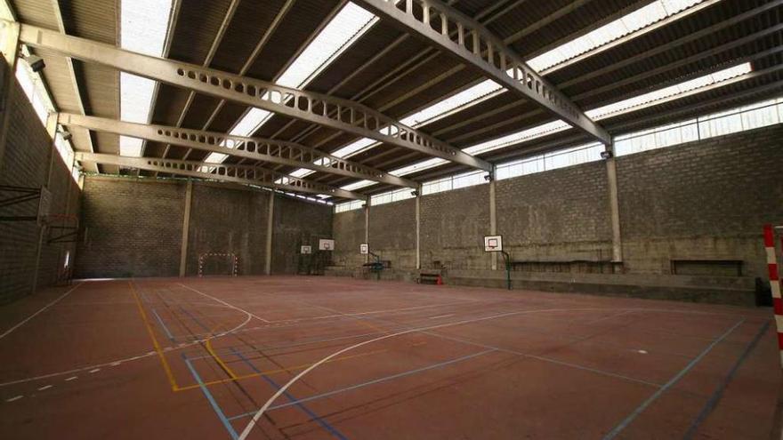 Interior del pabellón polideportivo del colegio Pérez Viondi de A Estrada. // Bernabé/Víctor Espiño