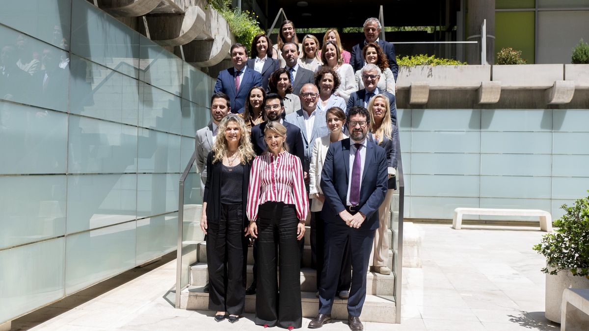 La secretaria de Estado de Economía Social, Amparo Merino, la vicepresidenta segunda del Gobierno y ministra de Trabajo y Economía Social, Yolanda Díaz, y el secretario de Estado de Trabajo, Joaquín Pérez Rey, durante la LXXXVI Conferencia Sectorial de Empleo y Asuntos Laborales, a 20 de mayo de 2025, en Madrid