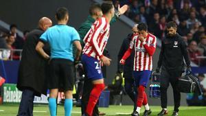 ¡Alarma para Simeone! Giménez se retiró lesionado ante el Leverkusen