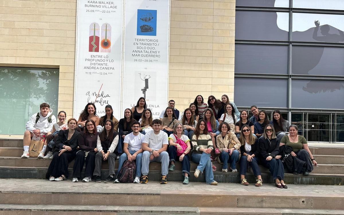 Futuros docentes del CEU Elche exploran nuevas formas de aprendizaje más allá del aula universitaria.