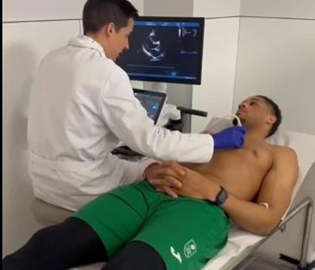 Rubit, durante el reconocimiento médico.