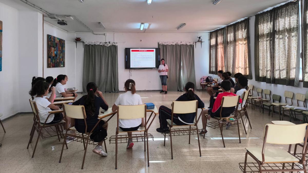 Alumnos participan en los talleres.