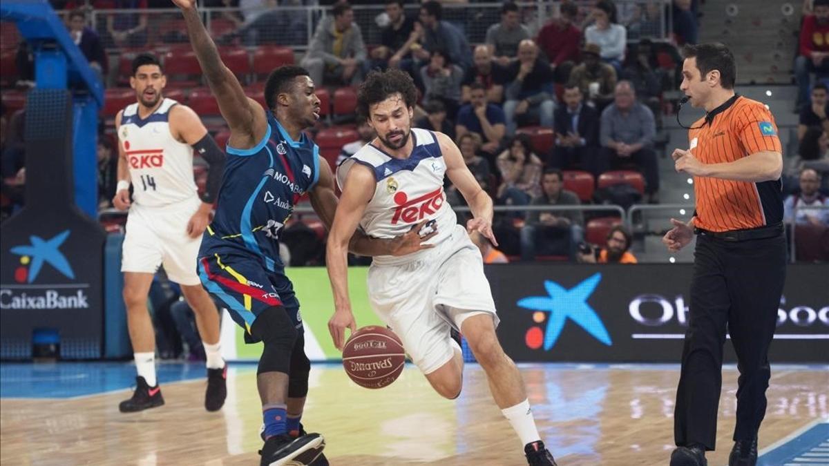 Llull avanza ante la presión de Walker, en el partido de cuartos