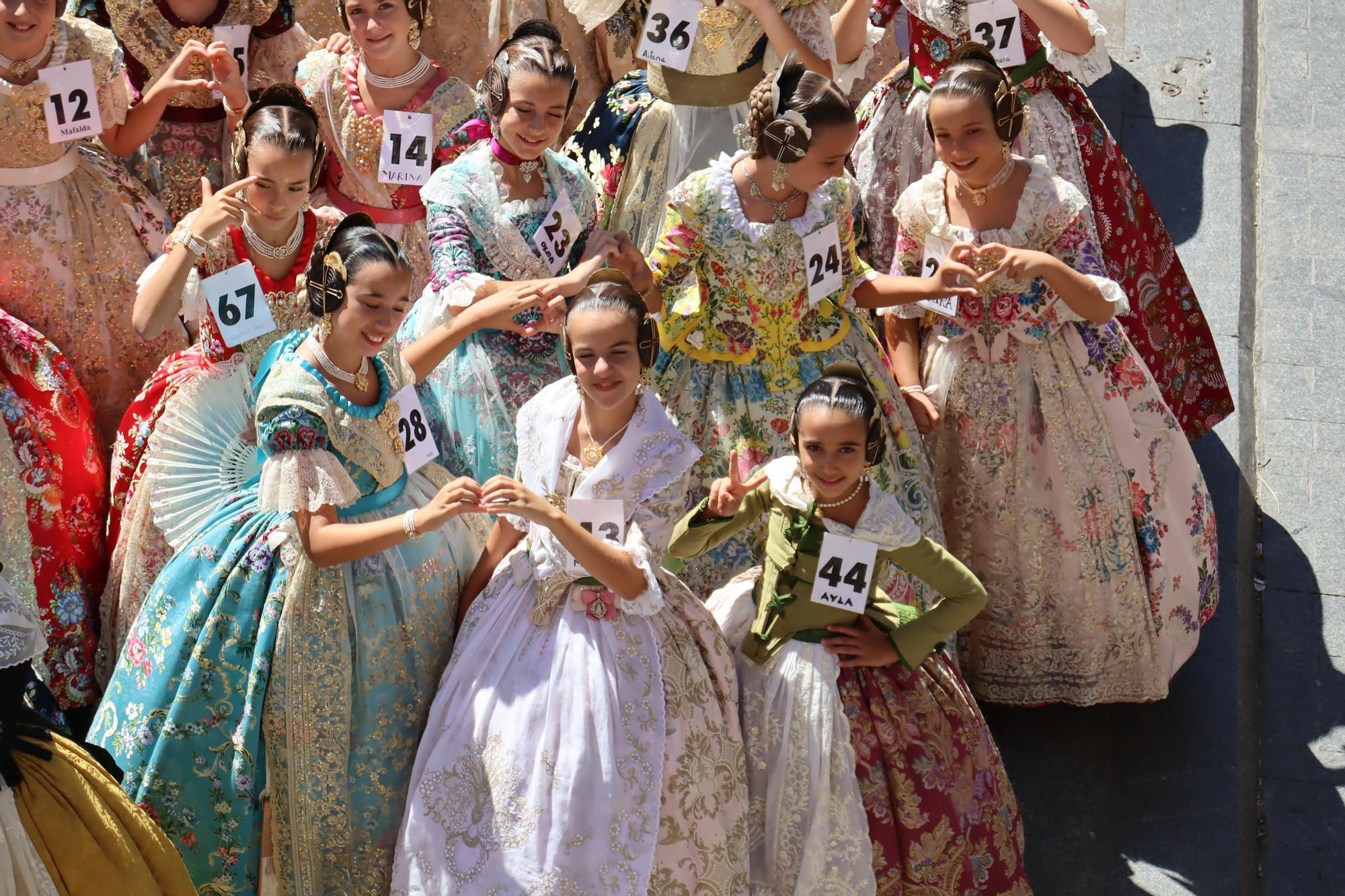 La "passejà" de las candidatas a Fallera Mayor Infantil de València