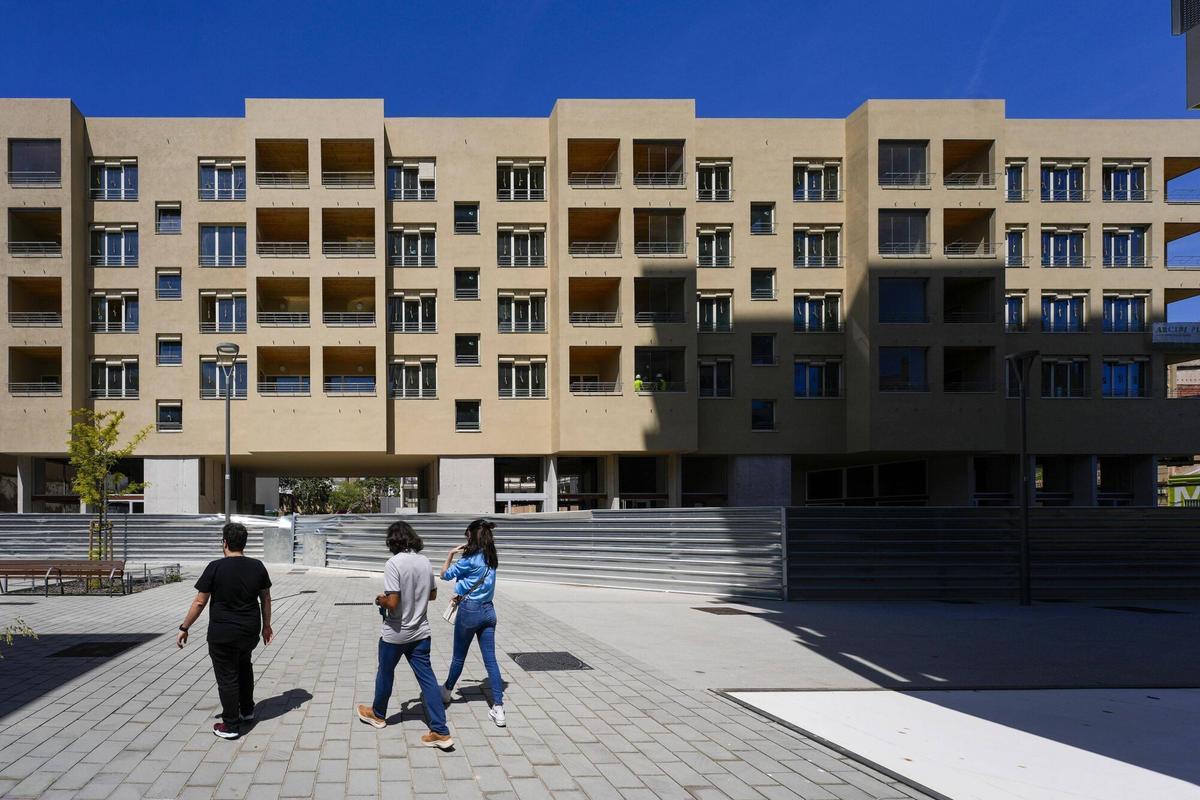 Els Comuns exigeixen a Collboni que doni prioritat als promotors socials d’habitatge i Valls defensa implicar el sector privat