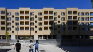 Els Comuns exigeixen a Collboni que doni prioritat als promotors socials d’habitatge i Valls defensa implicar el sector privat