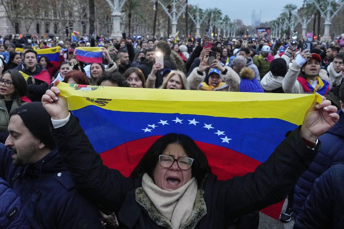 Concentración de la comunidad de Venezuela en Barcelona tras el ataque militar de EE.UU y la detención del presidente venezolano, Nicolás Maduro, y su mujer, Cilia Flores. EFE/ Alejandro García
