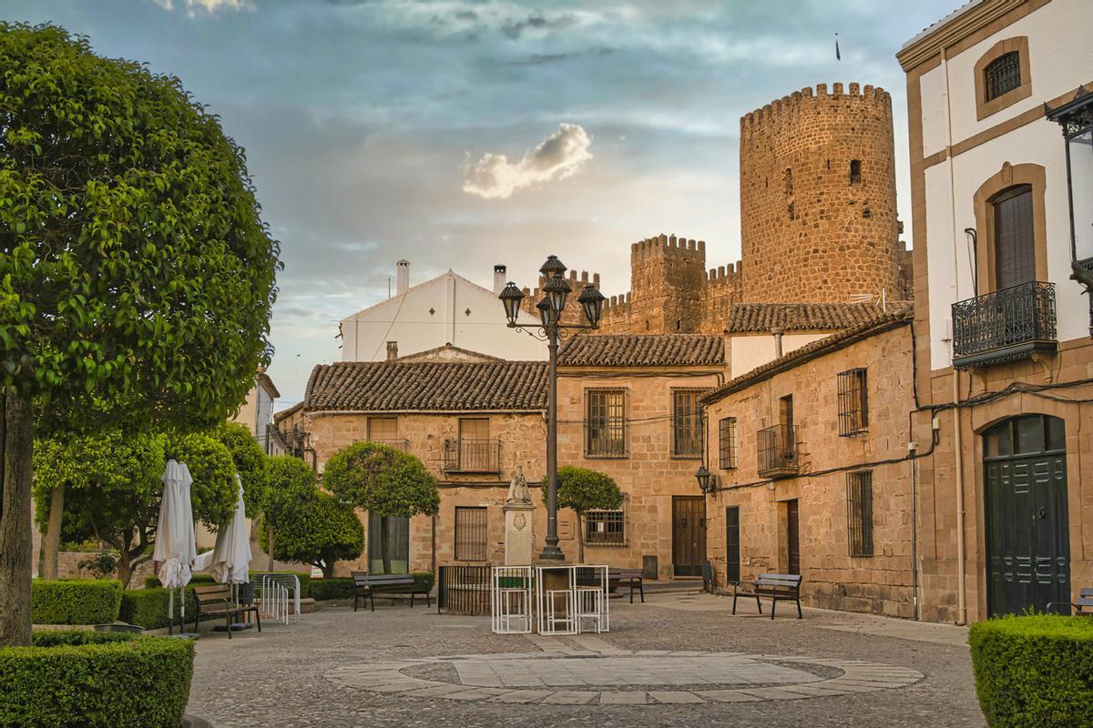 Plaza de la Constitución en la villa medieval de Baños de la Encina, provincia de Jaén