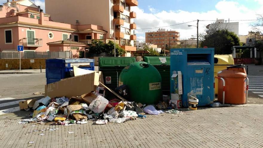 La basura se acumula enfrente del colegio CIDE