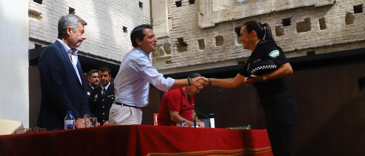 El alcalde de Córdoba, José María Bellido, durante el acto de toma de posesión de 50 nuevos agentes de la Policía Local de Córdoba, en la Sala Orive.