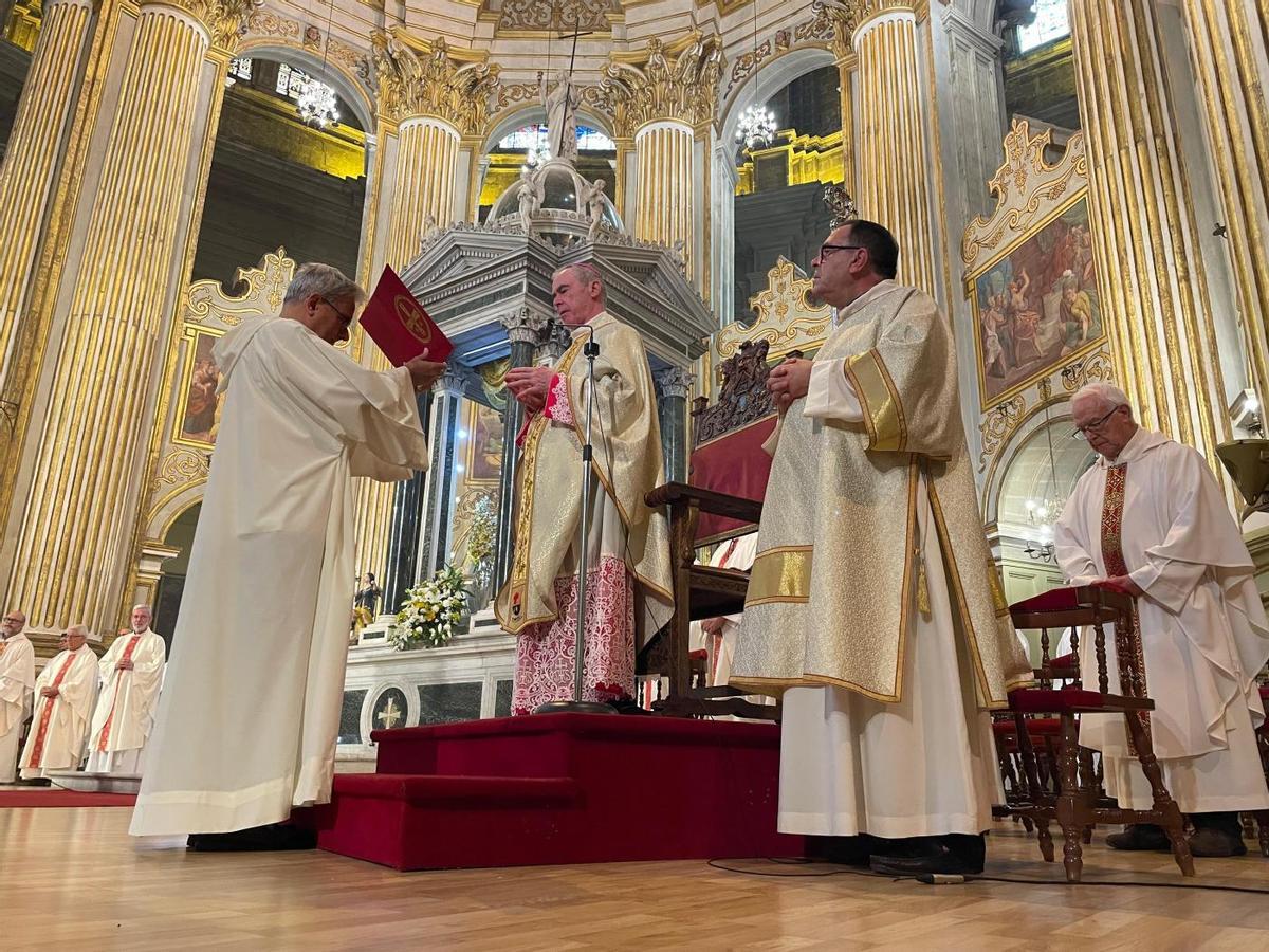 Misa oficiada por el obispo de Málaga, Jesús Catalá, en la Catedral por la festividad del Corpus.