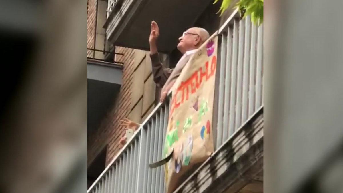 Un vecino de Lleida cumple 100 años y recibe las felicitaciones de sus vecinos desde el balcón