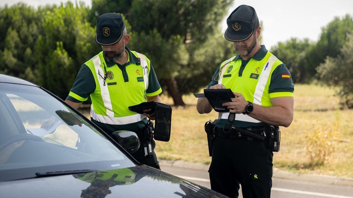 Agentes de la Guardia Civil durante un control.