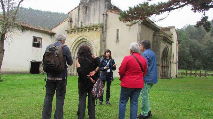 Visitantes ante el monasterio de San Antolín, ayer.
