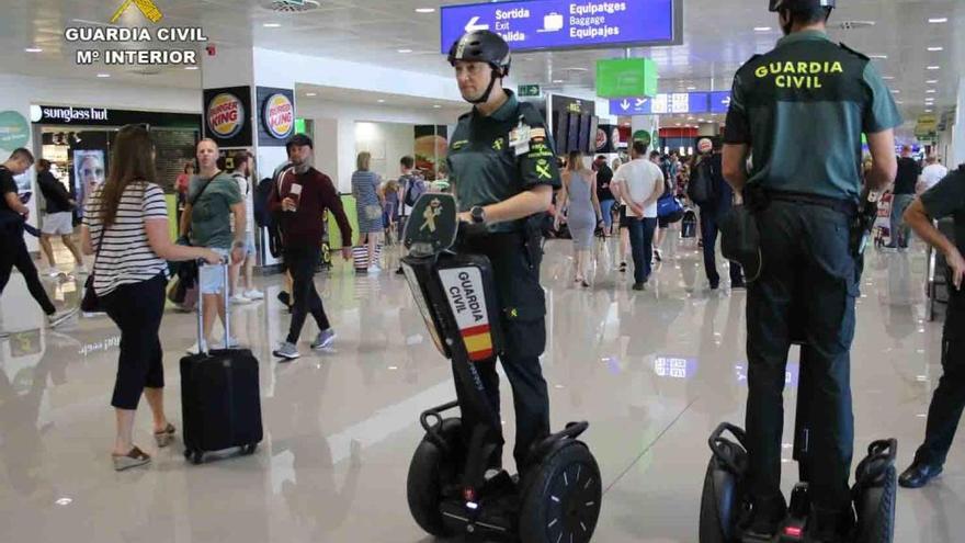 La Guarda Civil del aeropuerto de Palma patrulla en segway