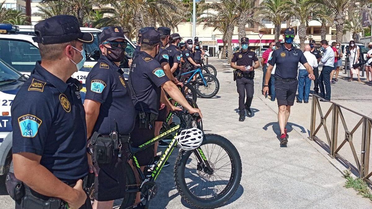 Policías en Arenales del Sol cuando el servicio fue presentado por el alcalde de Elche.