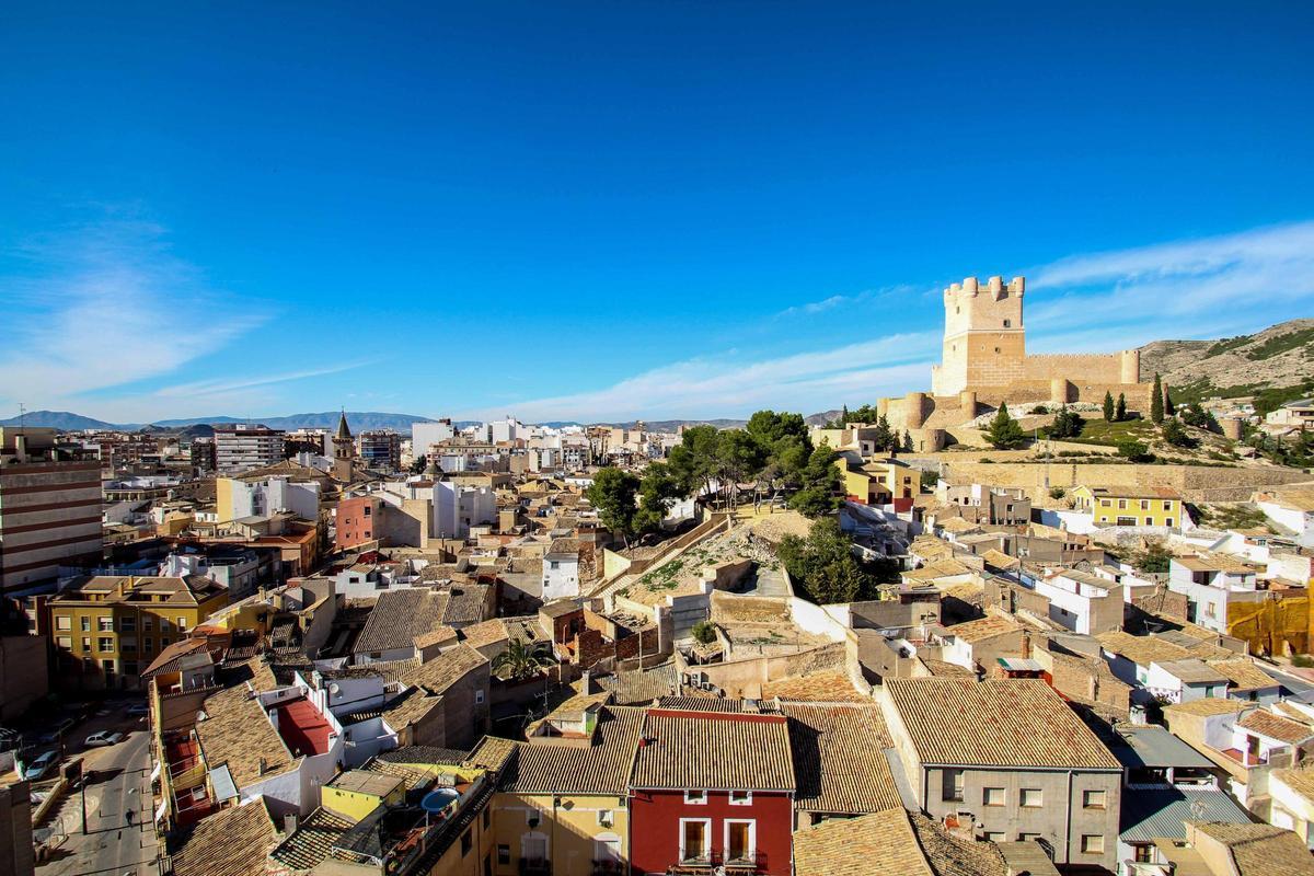 Panorámica de Villena desde campanario Santa María, con el Castillo a la derecha, en una imagen de archivo.