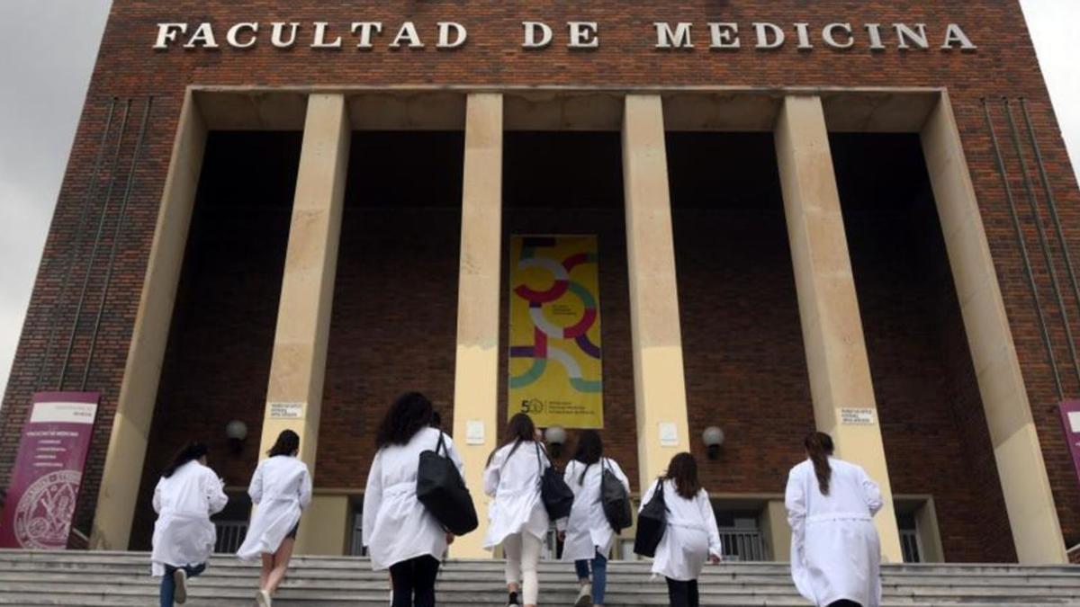 Médicos acceden con sus batas a la antigua Facultad de Medicina de la UMU en el Campus de Espinardo. | L.O.