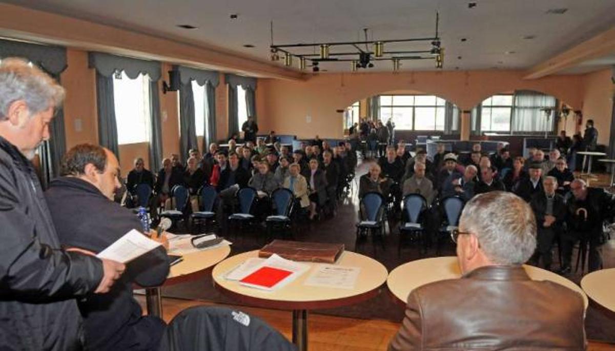Carlos Morgade (sentado a la izquierda) presidió la asamblea de comuneros de ayer.  // G. Santos