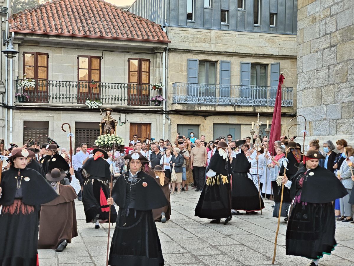 La recuperada danza del Grupo Pais de San Roque, en Cangas.
