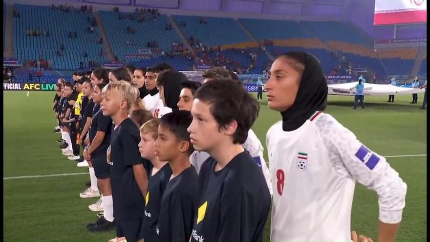 Histórico: la selección femenina de Irán se niega a cantar el himno nacional