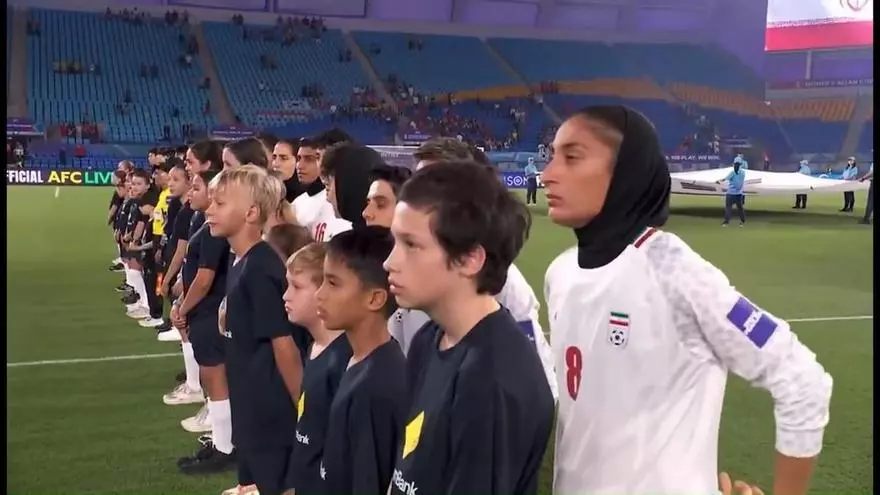Las jugadoras iraníes alzan la voz con su silencio