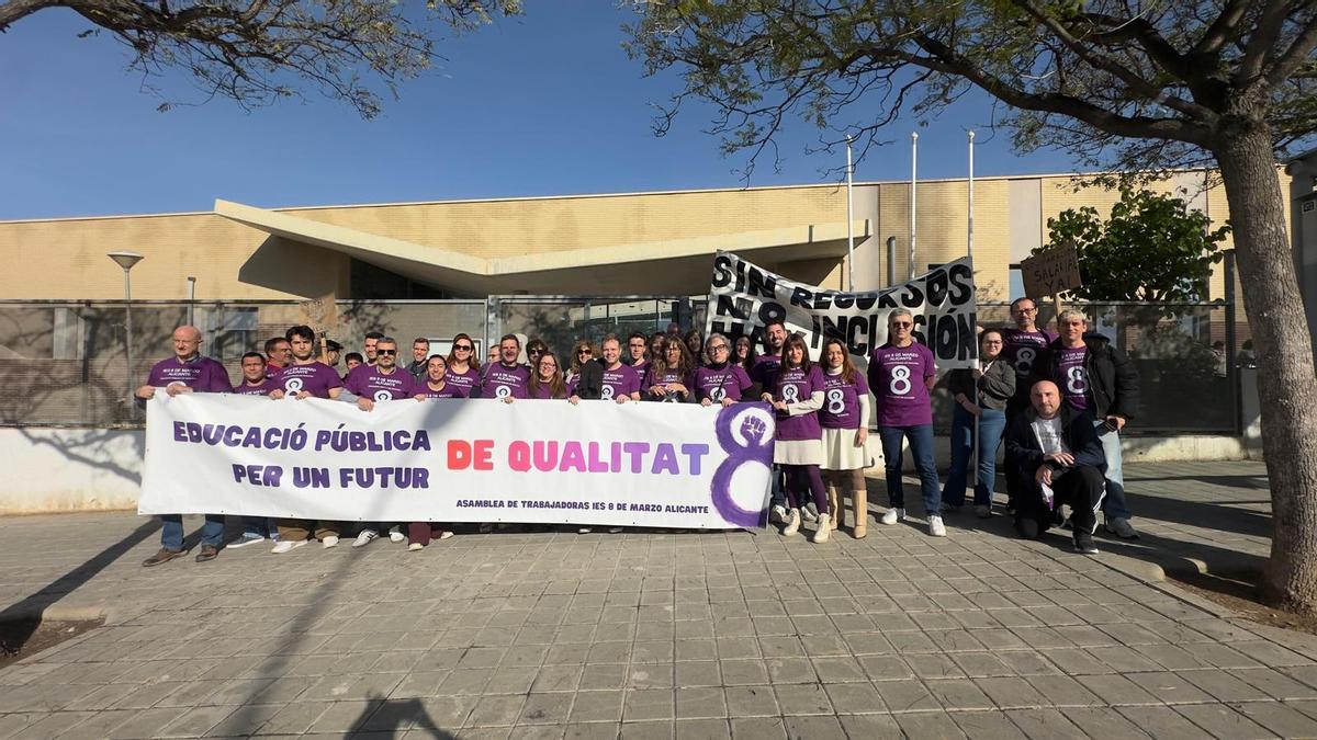 Docentes del IES 8 de marzo, reclamando más inversión en educación