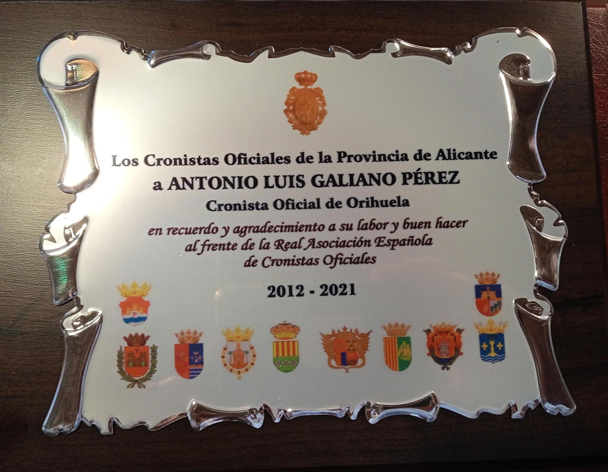 La placa de homenaje a Antonio Luis Galiano Pérez.