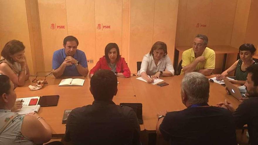 Reunión de la dirección del grupo socialista en el Congreso con las víctimas del Alvia.