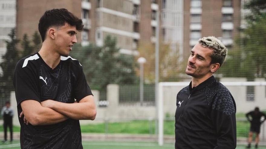Stéphane Blázquez junto con Antoine Griezmann