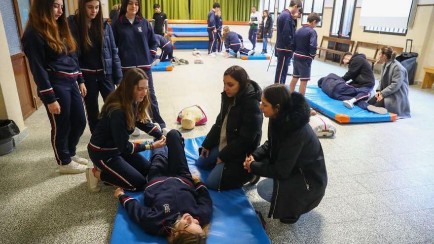 Los alumnos de las Filipenses aprenden la maniobra de RCP