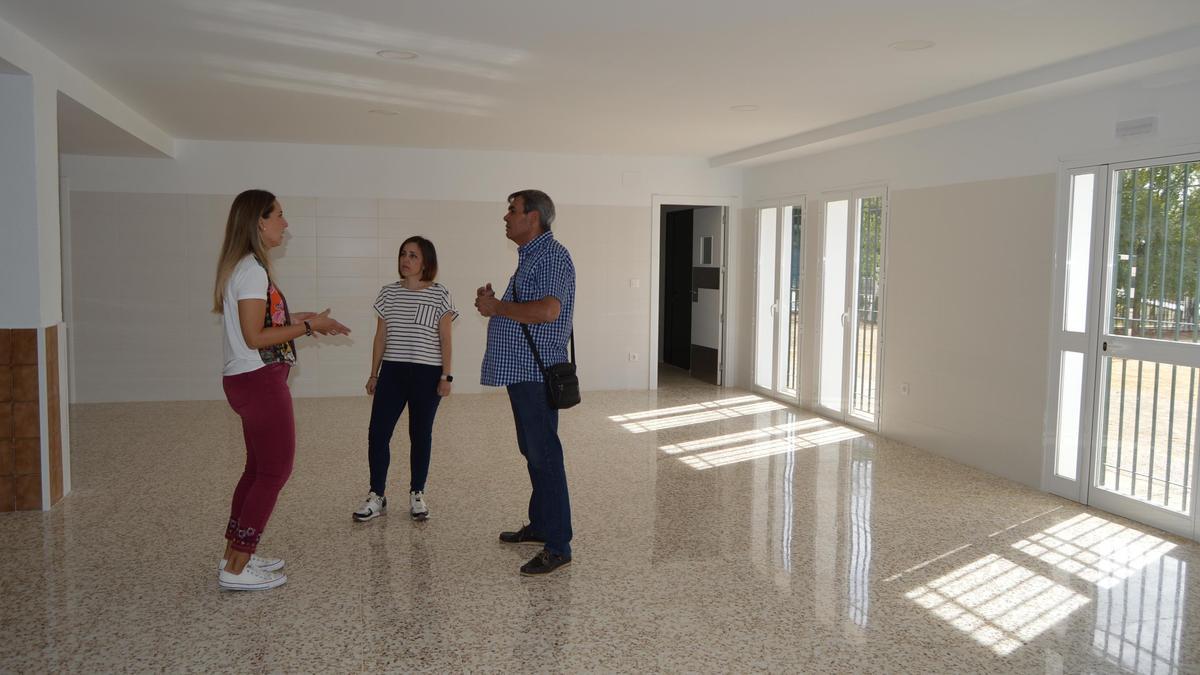 Las presidentas de las ampas y el alcalde de Fuente Carreteros, en el comedor del colegio, vacío.