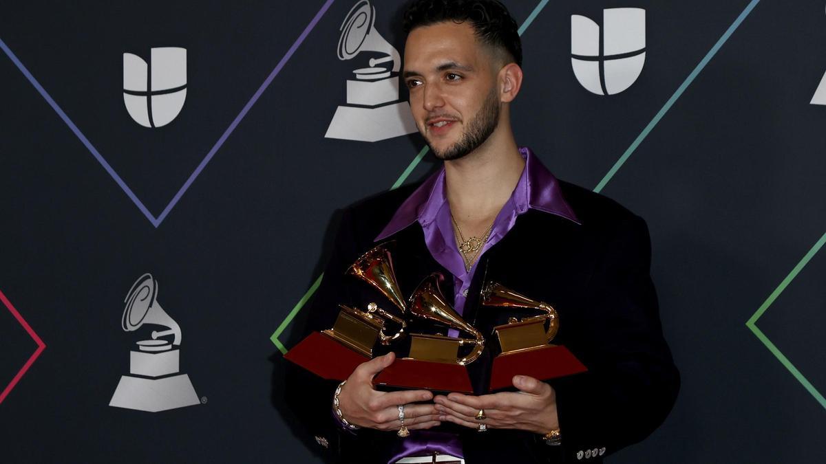C. Tangana con sus tres Grammy Latinos
