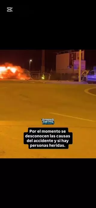 Un coche en llamas y una furgoneta siniestro total en un accidente en una rotonda de Ibiza