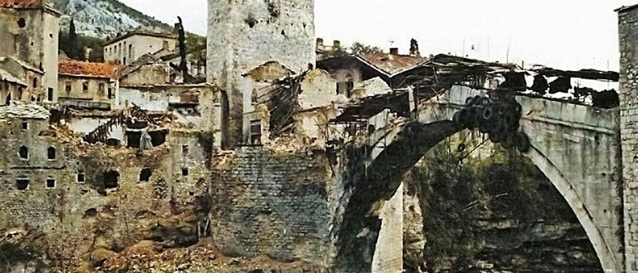 Combates nas rúas de Saraxevo (1992). De arriba abaixo: Slovodan Miloševic (1941-2006). Franjo Tudjman (1922-1999);  o mariscal Tito (1892-1980);a Stari Most (Mostar).